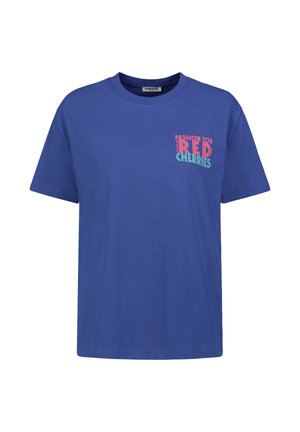 Blaues T-Shirt mit kurzen Ärmeln und rundem Ausschnitt, mit dem Text "Passion for Red Cherries" in Rot und Blaugrün auf der linken Brust.