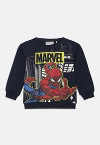 Sudadera azul marino con gráfico de Spider-Man en rojo y azul, con el texto "MARVEL" destacado en amarillo sobre un fondo de paisaje urbano.