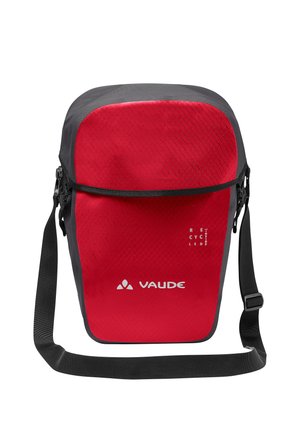 Kompakte rote und graue Umhängetasche mit verstellbarem schwarzem Riemen und Vaude-Logo auf der Vorderseite.