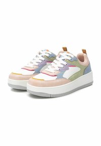 Sneaker multicolori con suola bianca. Presentano dettagli in camoscio verde pastello, rosa e blu, con lacci bianchi e suola in gomma.