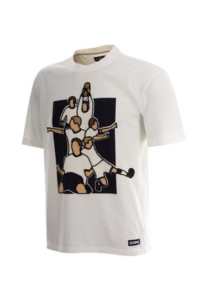Wit T-shirt met een grafische afbeelding van vier gezichtsloze voetballers die juichen, tegen een zwarte rechthoekige achtergrond. COPA-logo aan de zoom.