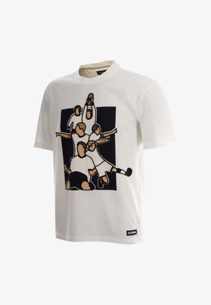Wit T-shirt met een grafische afbeelding van vier gezichtsloze voetballers die juichen, tegen een zwarte rechthoekige achtergrond. COPA-logo aan de zoom.