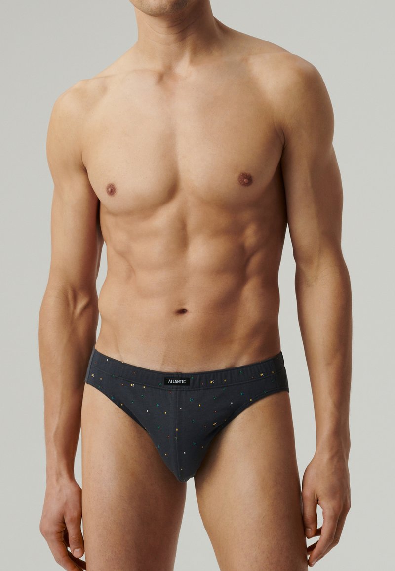 Czarne męskie bokserki wykonane z miękkiego materiału, z elastycznym pasem z napisem "ATLANTIC" oraz kolorowymi, rozrzuconymi małymi kropkami jako detal wzorniczy.