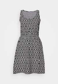 Robe sans manches noir et blanc avec un motif géométrique, une taille élastique et une jupe évasée avec un col rond.