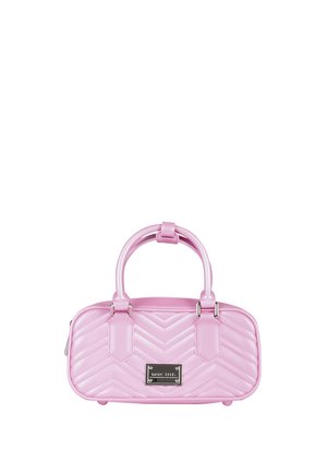Piccola borsa rosa lucida con motivo a chevron trapuntato, manici arrotondati e targa rettangolare in metallo con il marchio sul davanti.