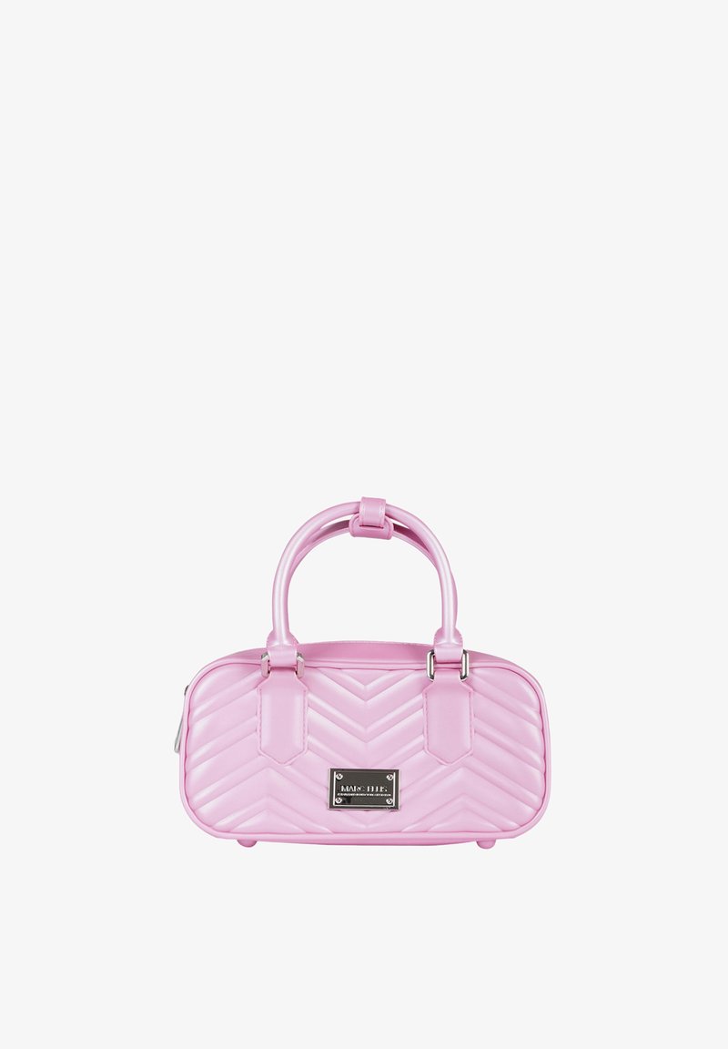 Petit sac à main rose brillant avec motif matelassé en chevrons, poignées arrondies et plaque métallique rectangulaire de la marque à l'avant.