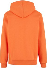 Oransje hettegenser laget av myk stoff. Har en klassisk silhuett med ribbede mansjetter og kant, samt en kengurulomme.
