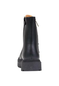 Stivale alla caviglia in pelle nera con finitura testurizzata, suola spessa nera uniforme e fodera in contrasto color tan nella parte superiore e cerniera laterale.