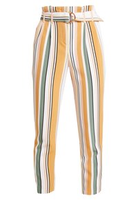 Pantaloni a strisce con linee verticali gialle, verdi, bianche e nere; includono una vita con cintura e una vestibilità sartoriale con tasche laterali.