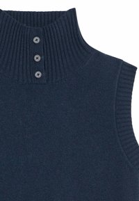 Marinefarbener ärmelloser Pullover mit hohem Rippenkragen. Besitzt drei kleine Knopfakzente am Hals und eine glatte Stricktextur.