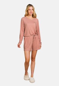 Leichtes, pinkes Loungewear-Set mit langen Ärmeln, einem Knoten-Detail an der Taille und passenden Shorts mit einer dezenten Mustertextur.