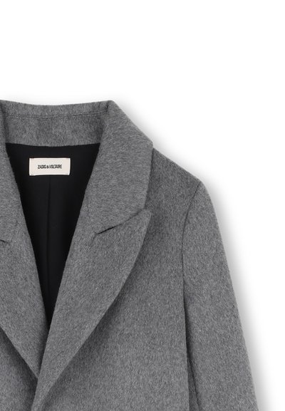 Cappotto grigio in lana con colletto a punta e rever. Presenta una texture morbida e una fodera interna scura, con un'etichetta all'ascella.