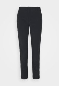 Pantalon noir slim-fit avec devant plat, passants pour ceinture, et jambes droites sur un fond gris clair.