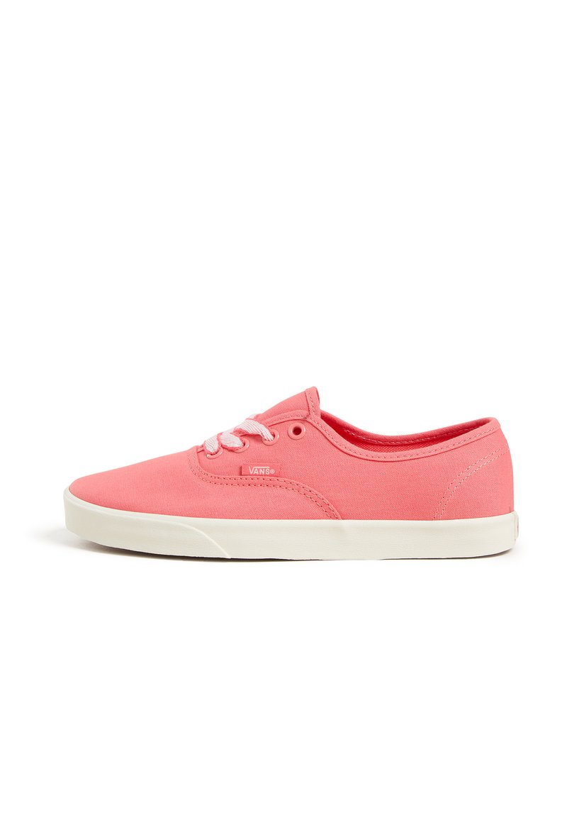 Baskets en toile rose clair avec lacets blancs, bout rond et semelle en caoutchouc. Présente un petit logo sur le côté et une texture lisse.