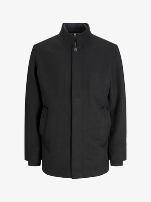 Svart kappa med hög krage, knappstängning framtill, sidofickor och en strukturerad silhuett. Tillverkad av ett slätt, texturerat tyg.