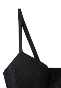 Czarny koronkowy biustonosz z regulowanymi ramiączkami, zdobiony kwiatowym wzorem i gładką fakturą. Prezentowany pod kątem, ukazujący wzór miseczek.