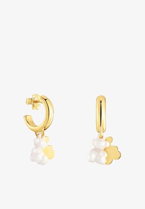 Boucles d'oreilles anneaux en or avec un pendentif ours blanc et un accent floral. Le design est lisse avec des bords arrondis et une finition polie.