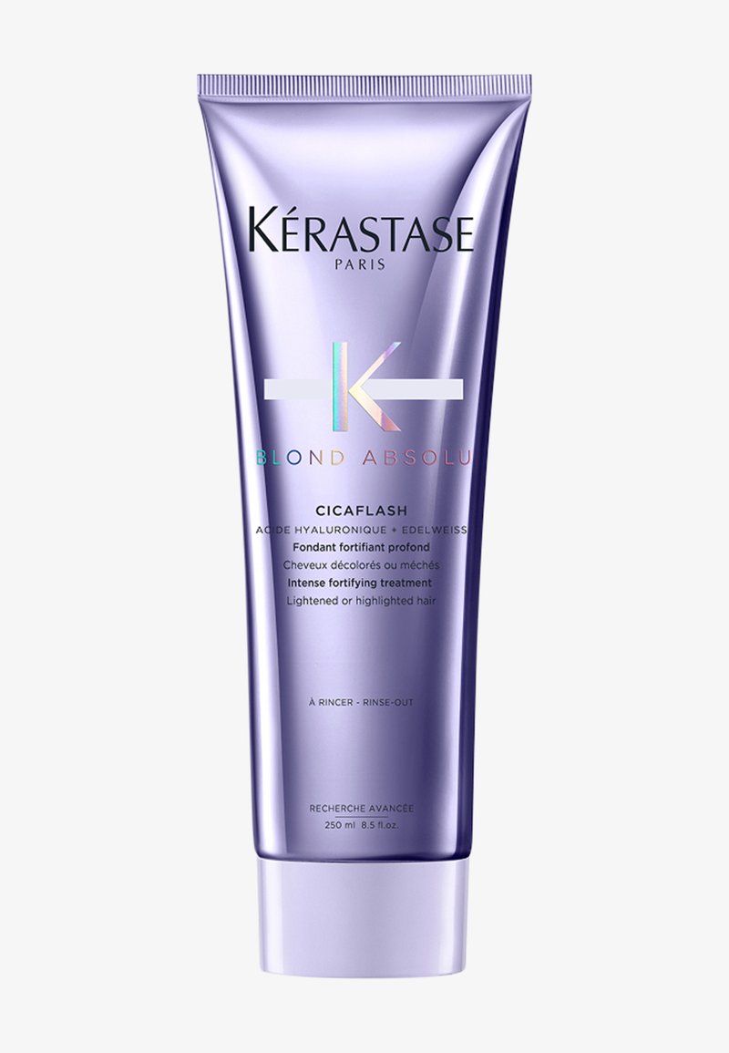 Kérastase Cicaplash-behandling i en lilla plasttube; har en blank finish, tydelig preget logo og detaljert produktinformasjon på flere språk.