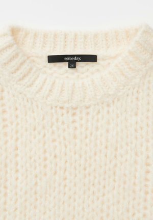 Grober weißer Pullover mit geripptem Halsausschnitt, aus weicher Wolle gefertigt. Mit einem Etikett "someday." und Größe 36. Texturiertes Strickmuster vorhanden.