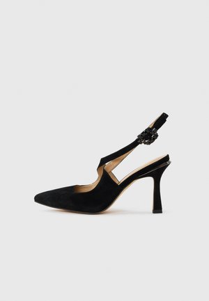 Czarny zamszowy czółnek na wysokim obcasie z odkrytą piętą, o zaostrzonym czubku i ozdobną klamrą na pasku wokół kostki, pokazany z boku na białym tle.