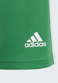 Groene sportieve shorts van een gestructureerde stof, met witte zijstrepen en een geborduurd wit Adidas-logo op de onderzoom.