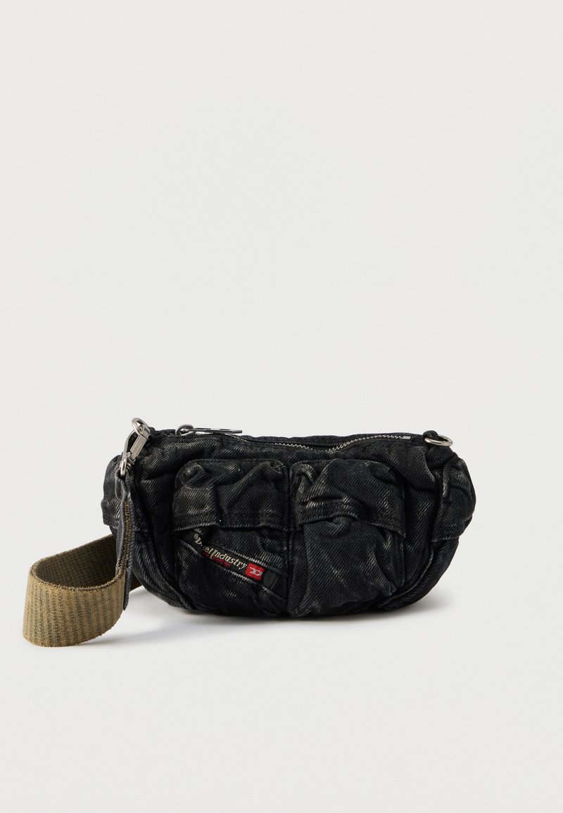 Μικρή μαύρη υφασμάτινη τσάντα μέσης με πολλαπλές μπροστινές τσέπες, ασημένιο φερμουάρ και κοντό φαρδύ μπεζ λουρί σε λευκό φόντο.