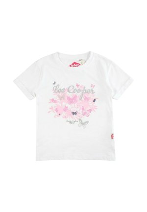 T-shirt blanc à manches courtes avec un motif de papillon rose et gris ainsi que des fleurs, texte "Lee Cooper" et petite étiquette rouge sur le côté.