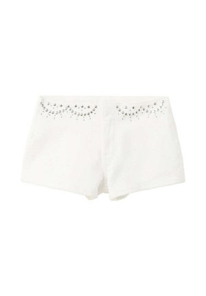 Short en denim blanc avec des clous argentés disposés en un motif courbe le long de la taille avant.