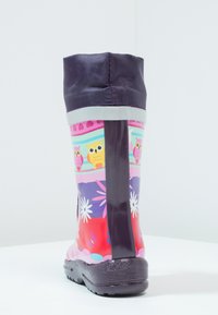 Bottes de pluie en caoutchouc pour enfants avec un dessus violet, des motifs de hiboux colorés, des designs floraux et une semelle noire texturée.