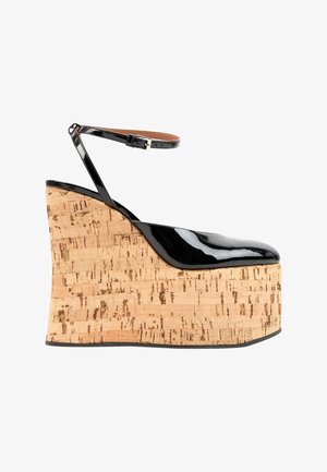 Chaussure compensée en cuir verni noir avec semelle épaisse en liège et fine bride de cheville avec boucle argentée, vue de côté.