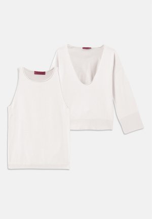 Hvid ærmeløs top med rund hals og en hvid langærmet V-hals crop sweater lagt fladt på en hvid baggrund.