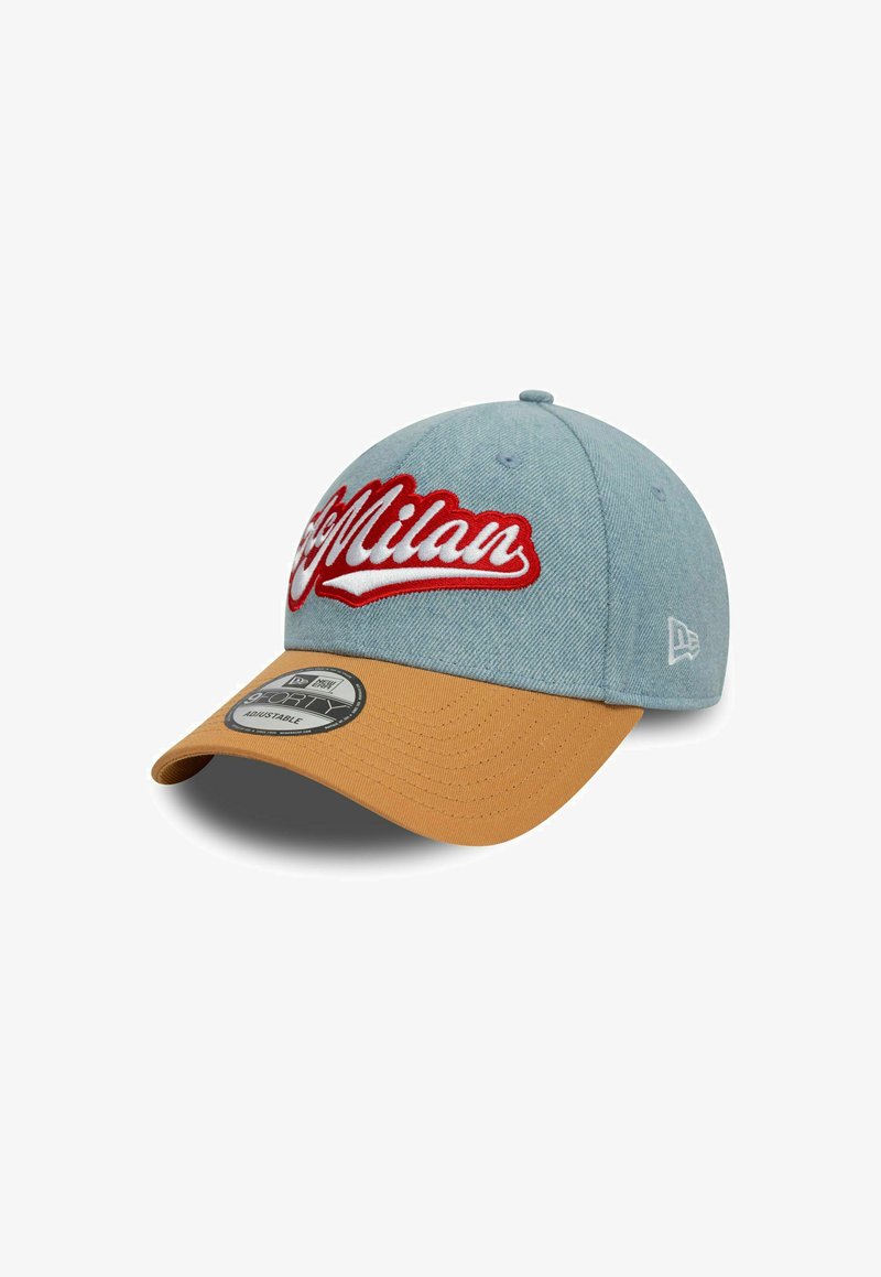 Blauer Denim-Cap mit strukturiertem Oberteil, bestickt mit "Mailand" in Rot und einem beige Schild. Verfügt über einen verstellbaren Riemen und ein Markeninnenschild.