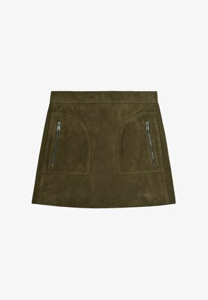 Zelená semišová sukňa olivovej farby so priliehavým strihom, vybavená dvoma vreckami na zips a hladkou textúrou. Čisté línie a minimálne detaily.