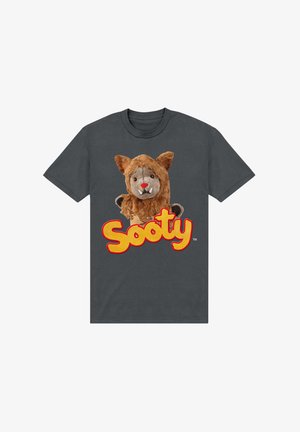 Graues Baumwoll-T-Shirt mit einem Plüschcharakter mit braunem Fell und roter Nase, daneben das Wort "Sooty" in fetten gelben und roten Buchstaben.