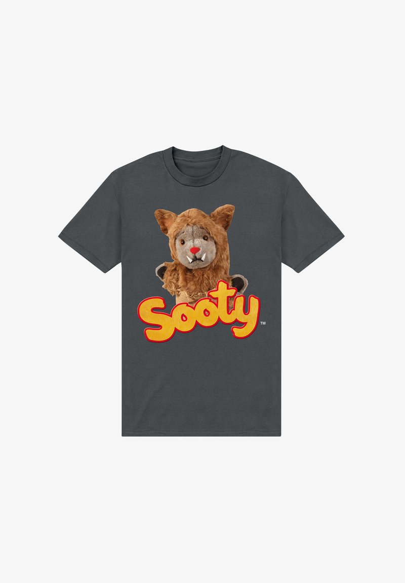 Grå bomulds t-shirt med en plysbamse med brunt pels og rød næse, ved siden af ordet "Sooty" i fede gule og røde bogstaver.