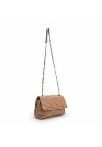 Borsa a spalla in pelle trapuntata beige con tracolla in catena dorata e chiusura a pattina. Presenta motivi cuciti e un logo sul davanti.