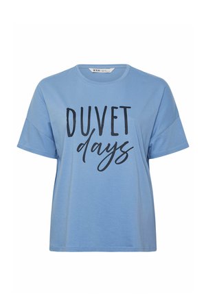 Lichtblauw T-shirt met korte mouwen en ronde hals, met zwarte tekst "DUVET days" op de voorkant.