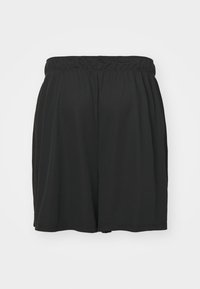 Svart shorts laget av lett materiale, med elastisk midjebånd og en løs, avslappet passform. Ingen synlige mønstre eller designelementer.