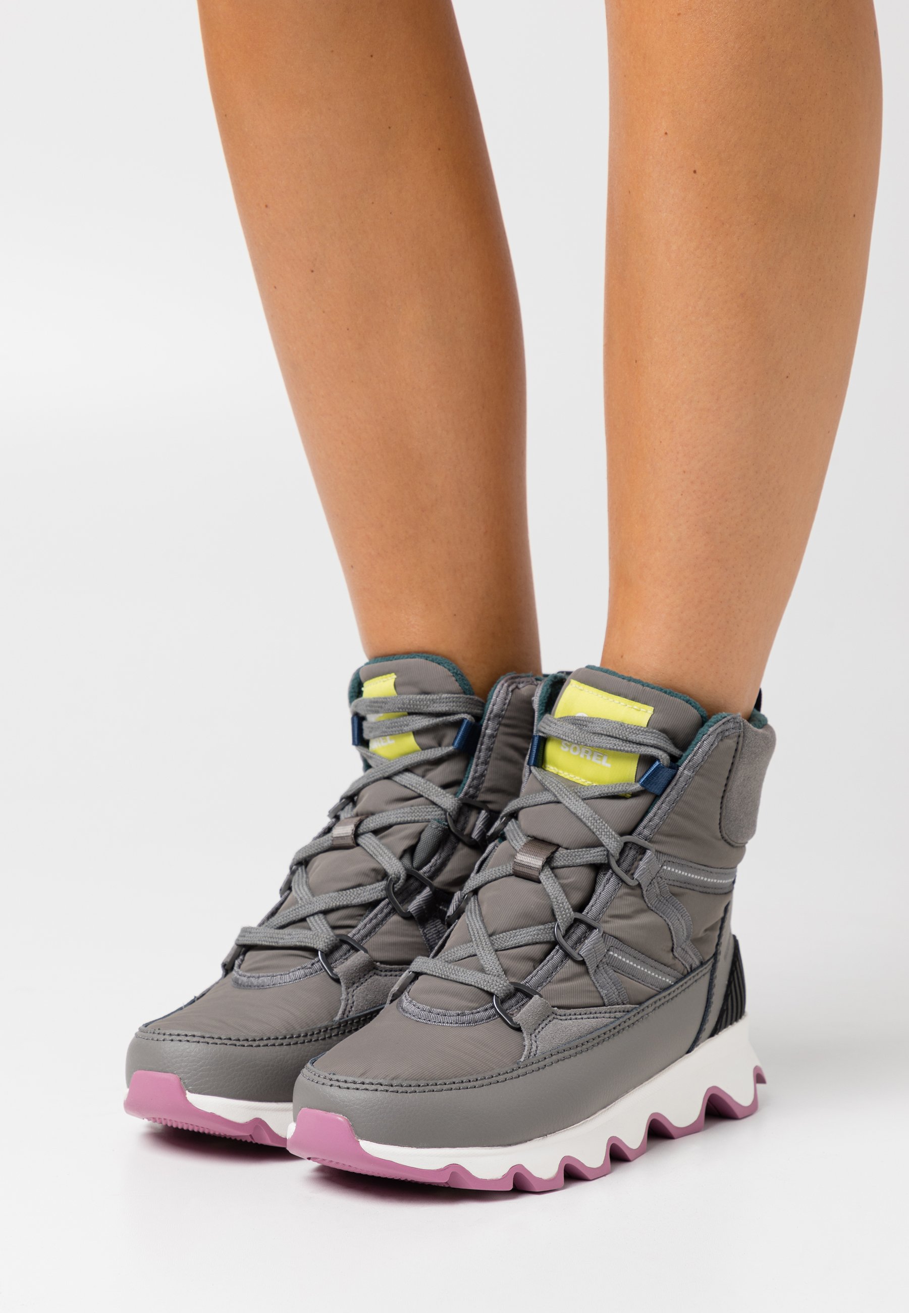 sorel women's kinetic sport lug sole sneakers