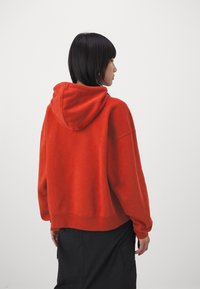 Jordan Kapucni - dune red