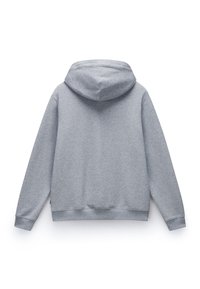Felpa grigia con cappuccio realizzata in tessuto morbido e texturizzato. Presenta una tasca a marsupio e polsini e orlo a coste. Design semplice e minimalista.
