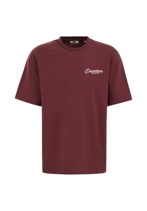 Tumesinine lühikeste varrukatega ümara kaelusega t-särk, millel on valge kiri "Downtown Social Club" vasakul rinnal.