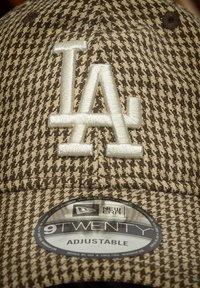 Bruine en crèmekleurige houndstooth-patroon pet met geborduurd 'LA' logo. Voorzien van een verstelbare band en New Era 9TWENTY label.