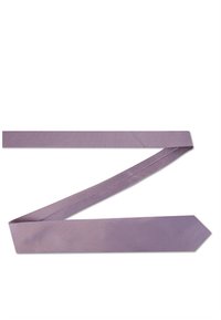 Jasnofioletowy, tkany krawat położony płasko i złożony w kształt zygzaka na białym tle.