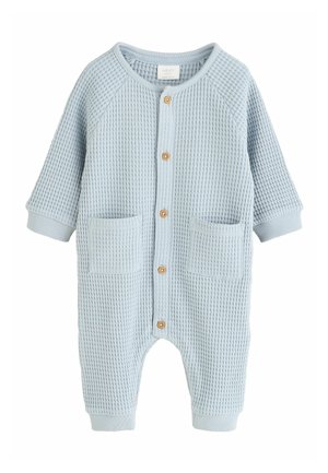 Hellblauer strukturierter Baby-Strampler mit langen Ärmeln, vorderen Holzknöpfen, zwei vorderen Taschen und gerippten Bündchen an Handgelenken und Knöcheln.