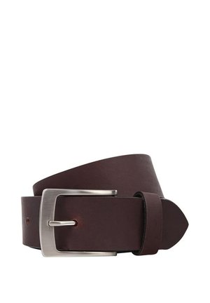 Cinturón de cuero marrón oscuro enrollado, con una hebilla rectangular de metal plateado y una única pasador para cinturón.