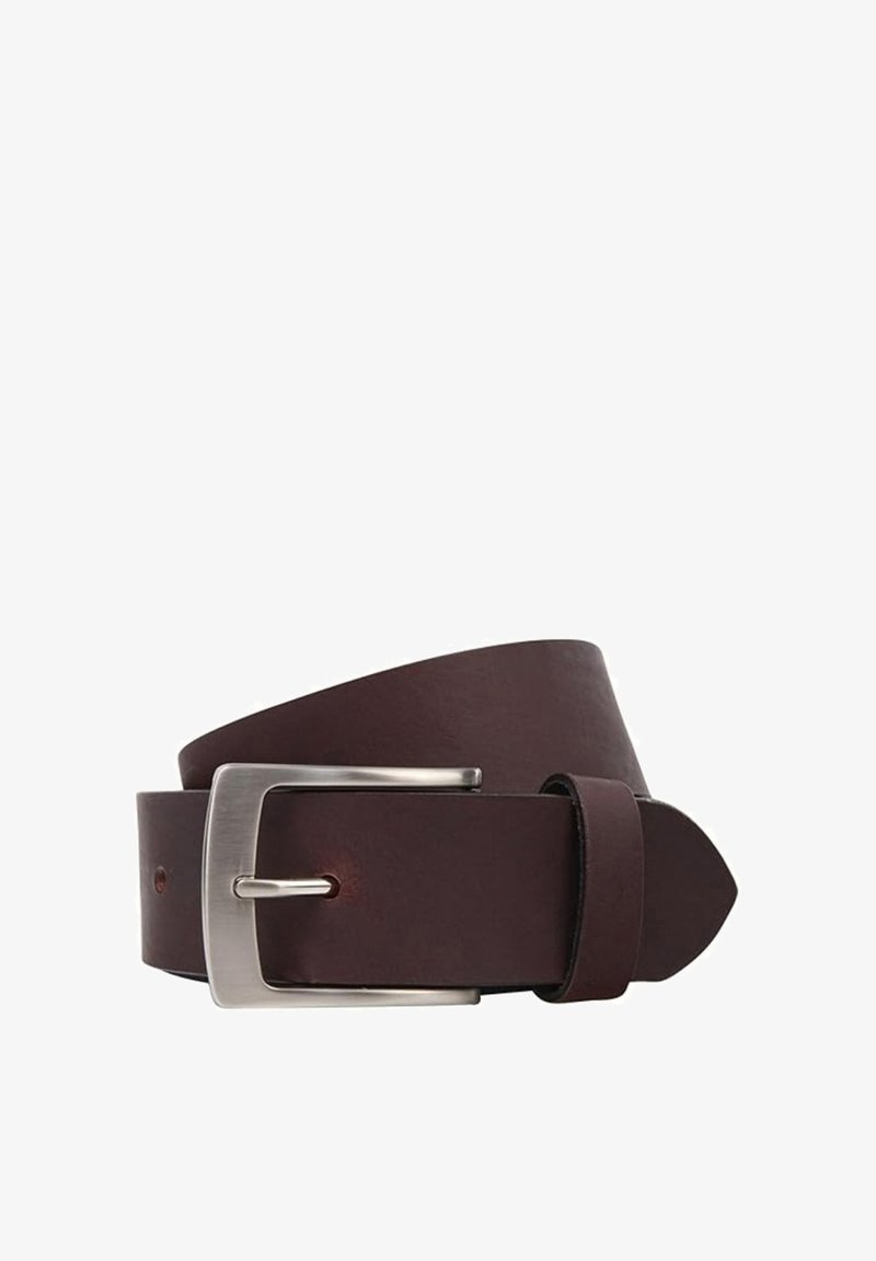 Cinturón de cuero marrón oscuro enrollado, con una hebilla rectangular de metal plateado y una única pasador para cinturón.
