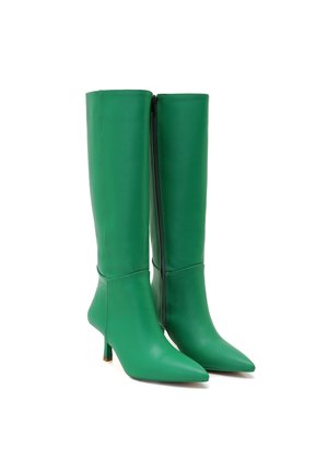Grüne Lederstiefel bis zum Knie mit spitz zulaufender Zehenpartie, schmalem Absatz und seitlichem Reißverschluss. Glatte Textur mit minimalen Nähdetails.