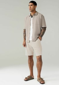 Next TEXTURED ZIG ZAG REGULAR FIT - Pantaloni scurți - neutral
