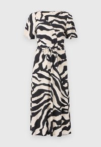 Zebra potisk v černé a béžové barvě, zavinovací šaty s krátkými rukávy a opaskem v pase, vystavené na světlém pozadí.